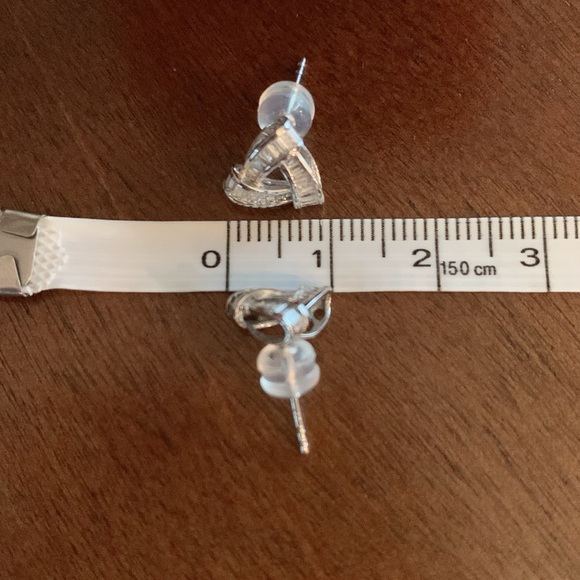 Knot Triangle Diamond Earring in 18k white gold - Picture 3 of 8